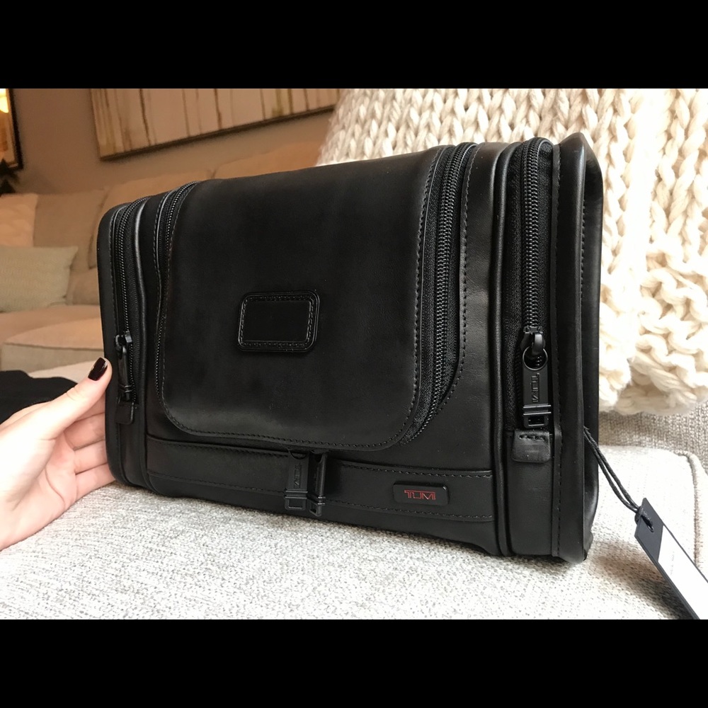 ⭐️TUMI BRAND NEW HANGING TRAVEL KIT⭐️LEATHER✨